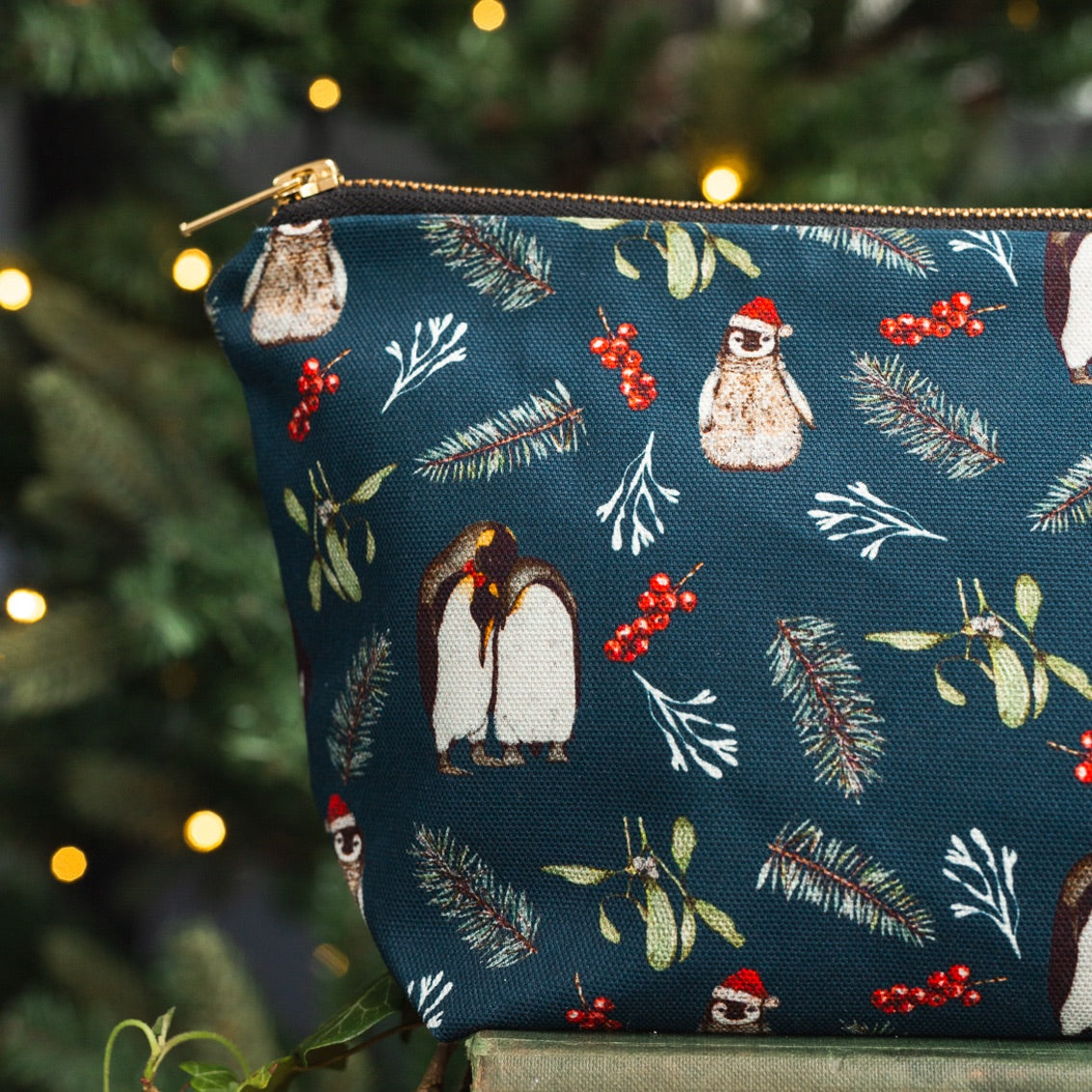 Christmas Penguins (Noir) Wash Bag