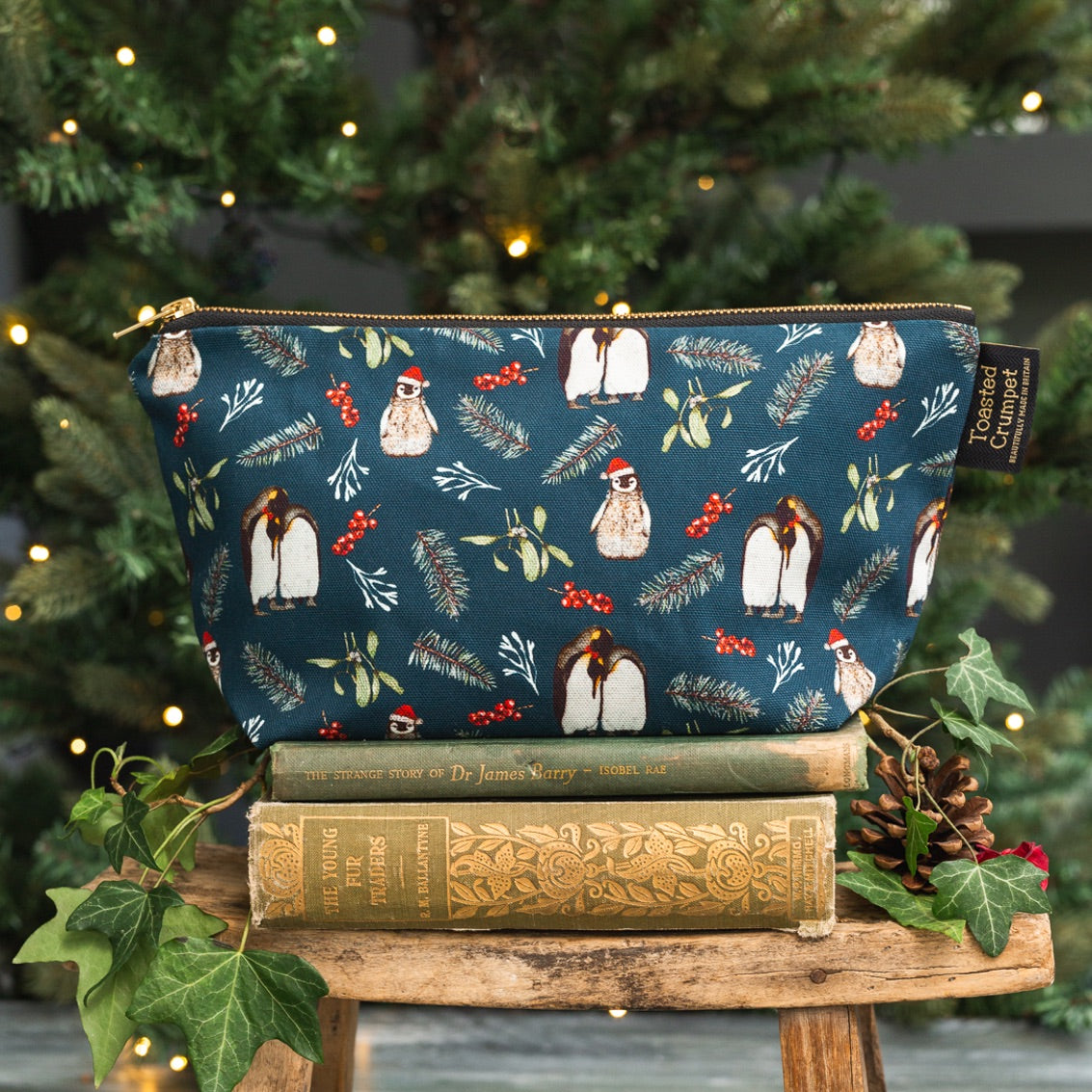 Christmas Penguins (Noir) Wash Bag